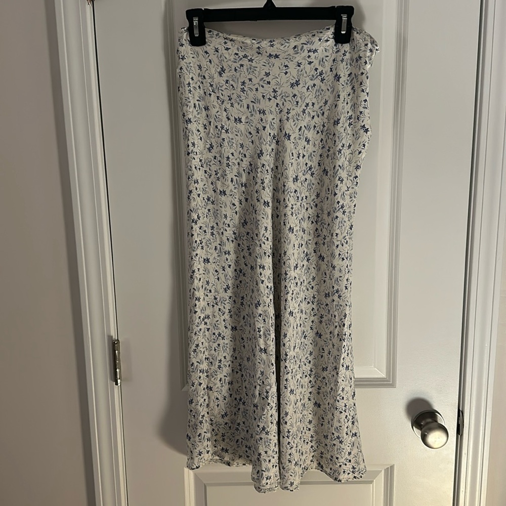 Vintage white and blue detailed skirt!